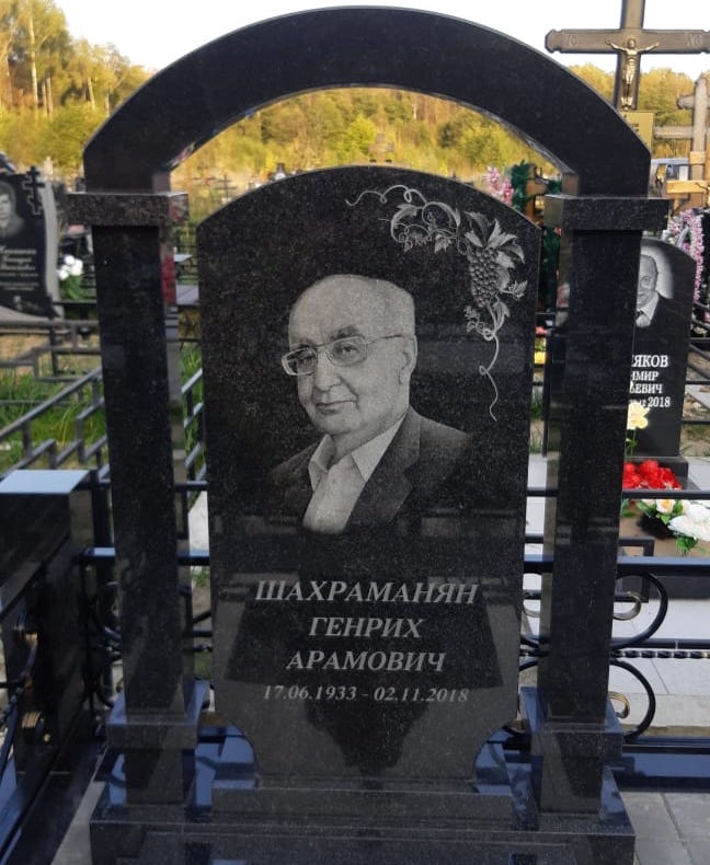 Комбинированный памятник аркой на могилу