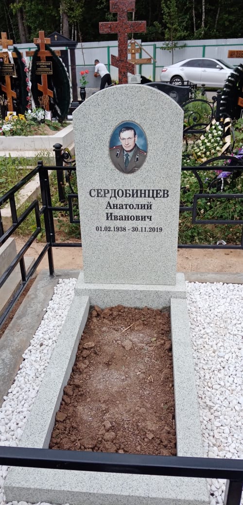 памятник из гранита овальный