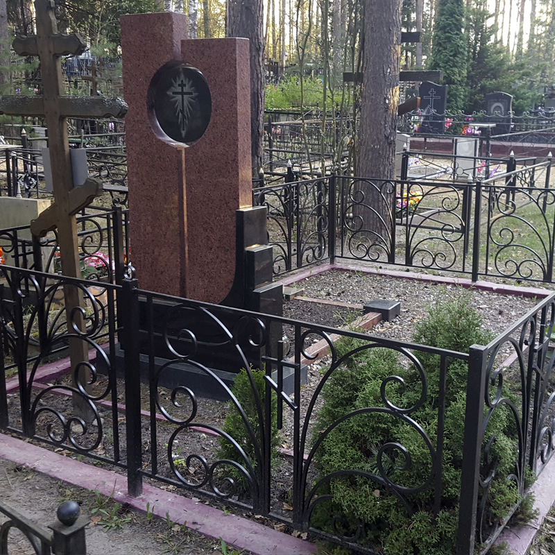 Памятник необычный составной