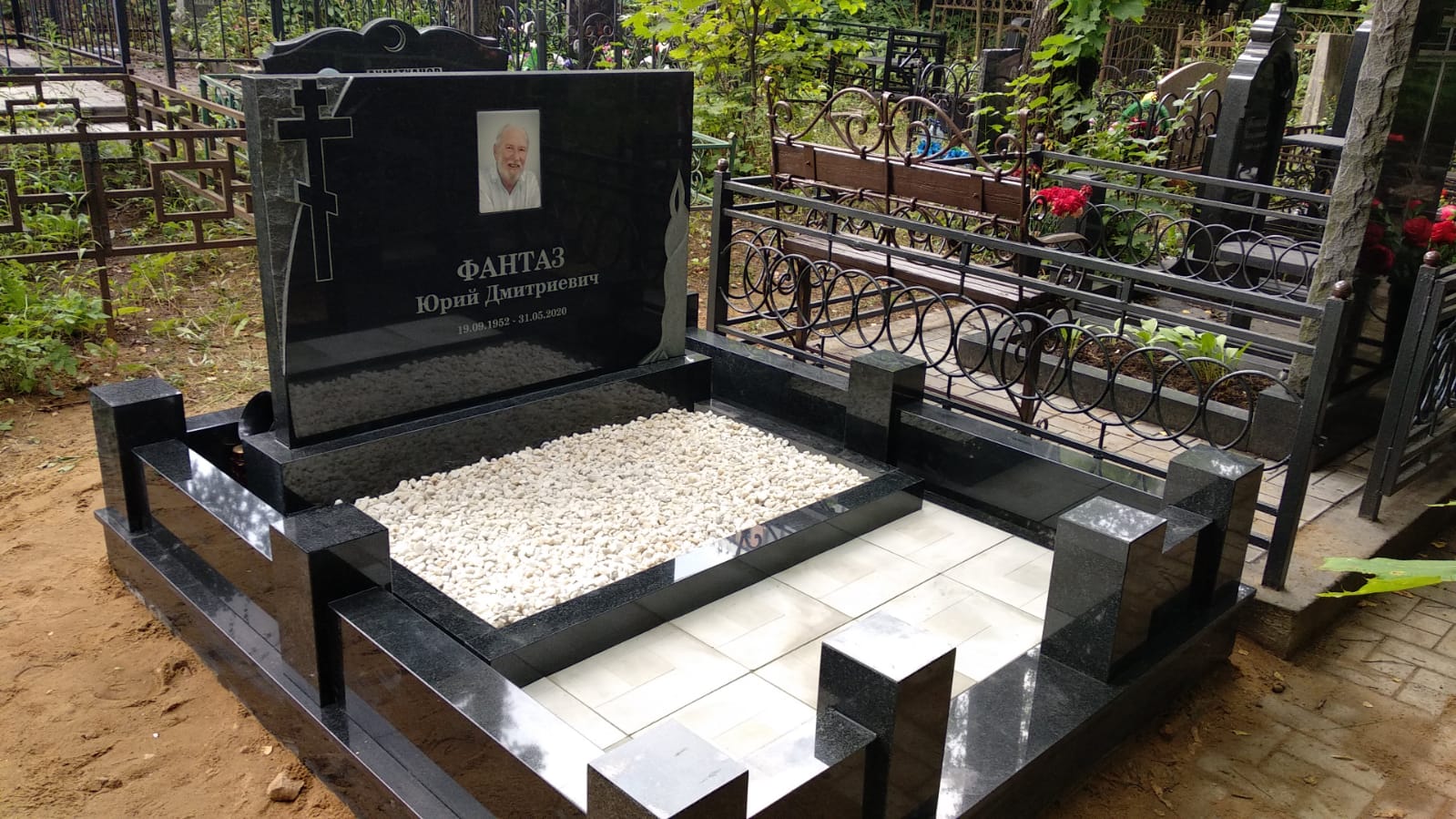 Памятник со свечой и крестом на могилу