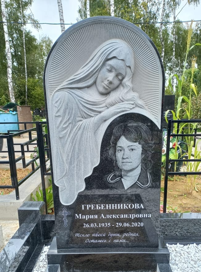 Памятник со скорбящей резной