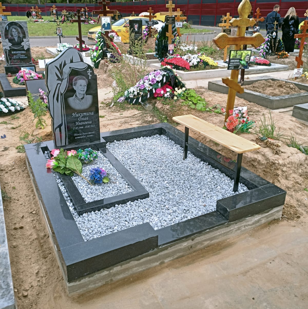 памятник со скорбящей из гранита 11204