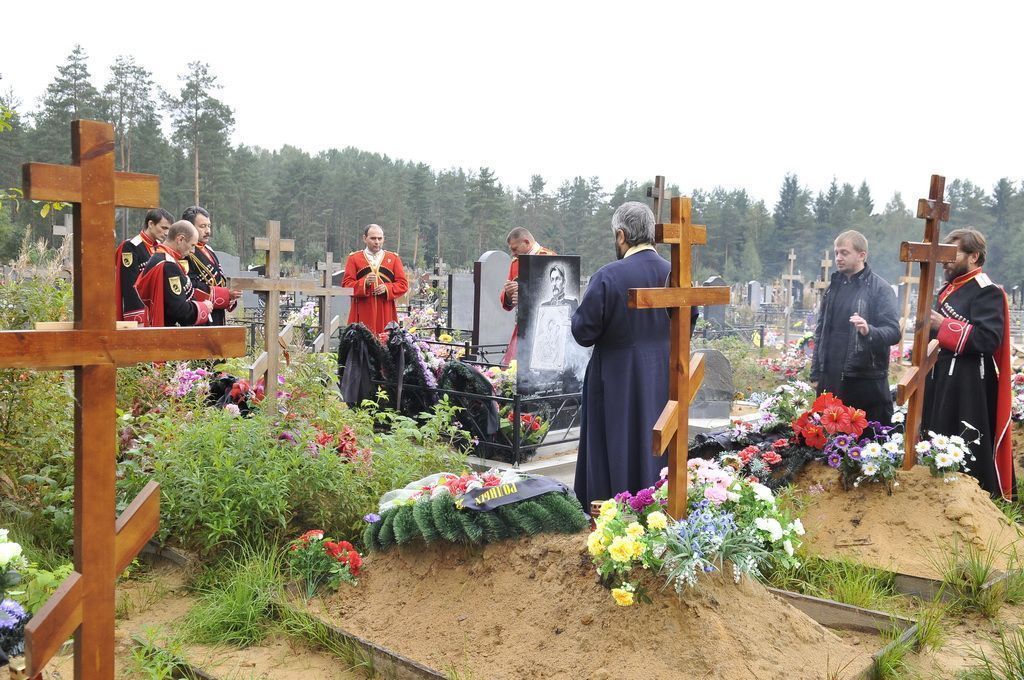 Песок на кладбище: зачем нужен и где взять