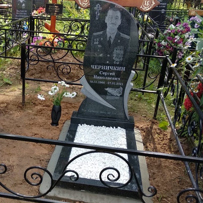 Стела в форме горящей свечи