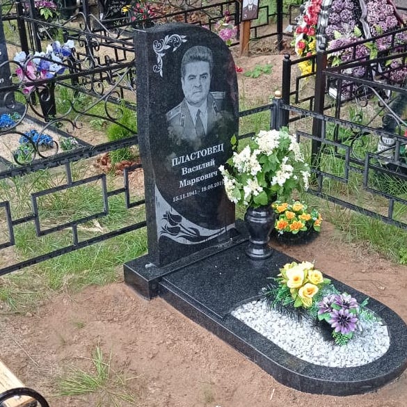 памятник с розами полированными