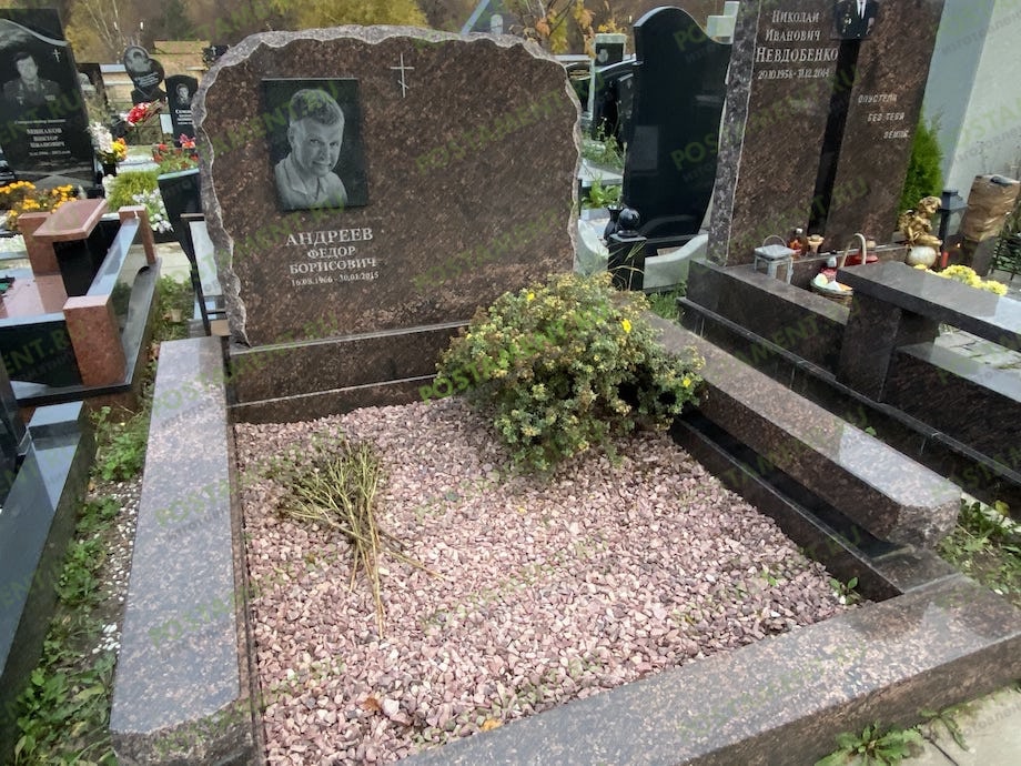 Декорирование могилы красным щебнем