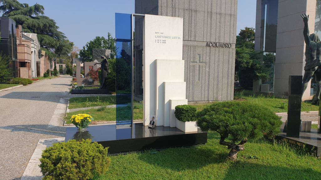 Стекло в памятнике Стекло в памятнике