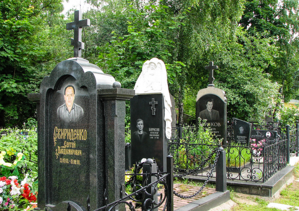 Часовня из гранита с крестом