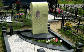 Memorialniy-kompleks-iz-zheltogo-mramora.png