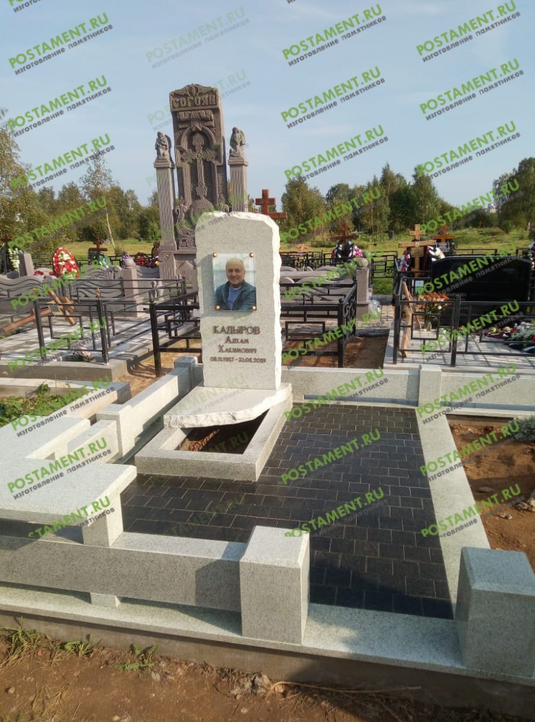 Бронза на сером гранитном памятнике Бронза на сером гранитном памятнике