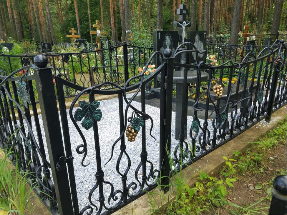 Ограда с коваными элементами