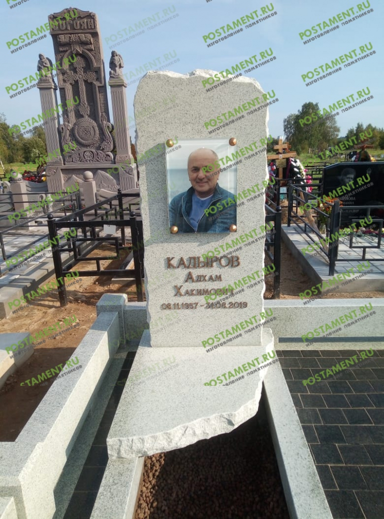 Постамент гранитный со стеклянным портретом Постамент гранитный со стеклянным портретом