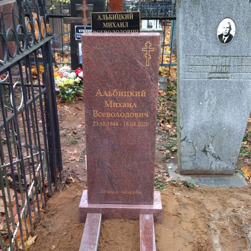 Прямой памятник из гранита Сюксюянсаари Прямой памятник из гранита Сюксюянсаари