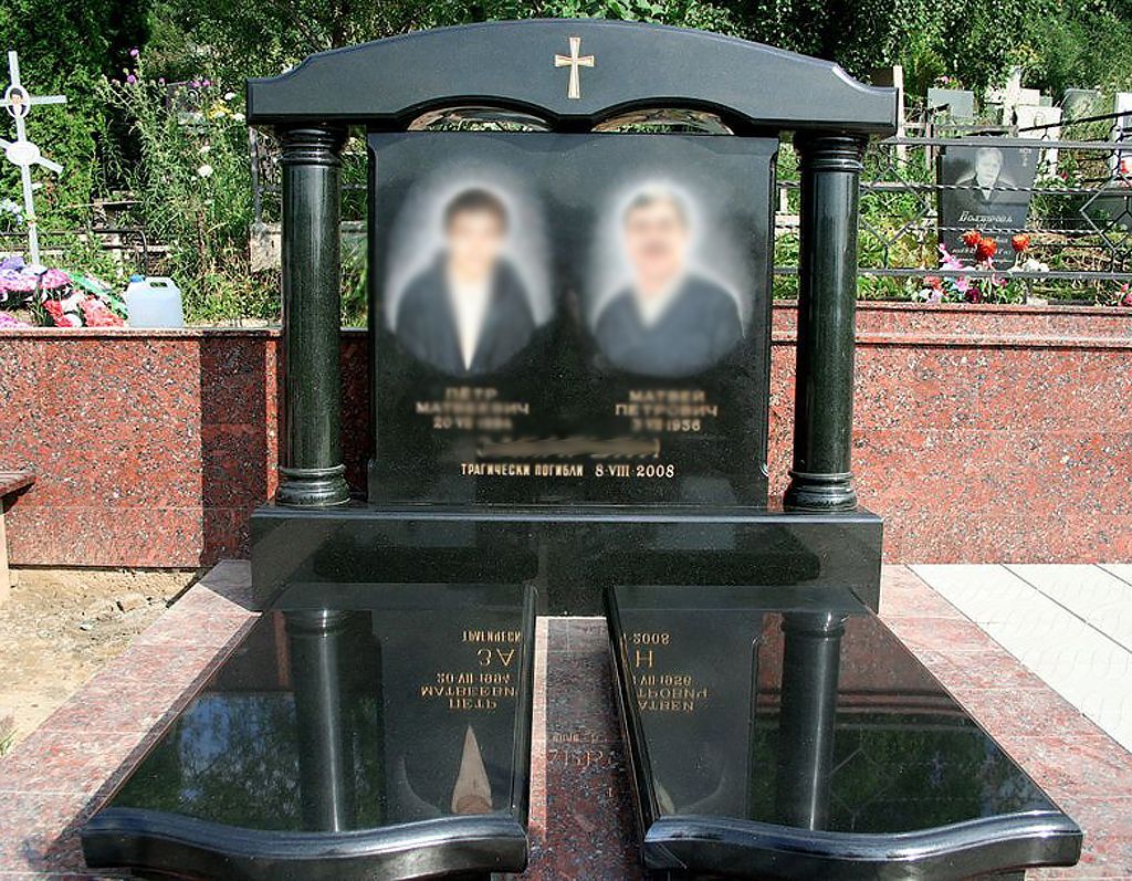 Памятник папе и маме в форме арки Памятник папе и маме