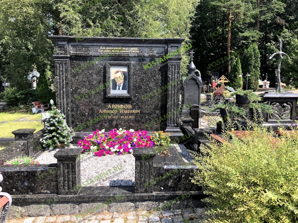 Памятник из Лабрадорита Памятник из Лабрадорита