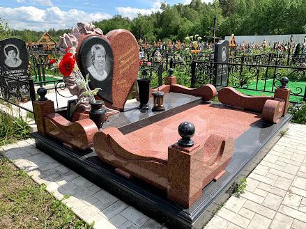Памятник в форме сердца