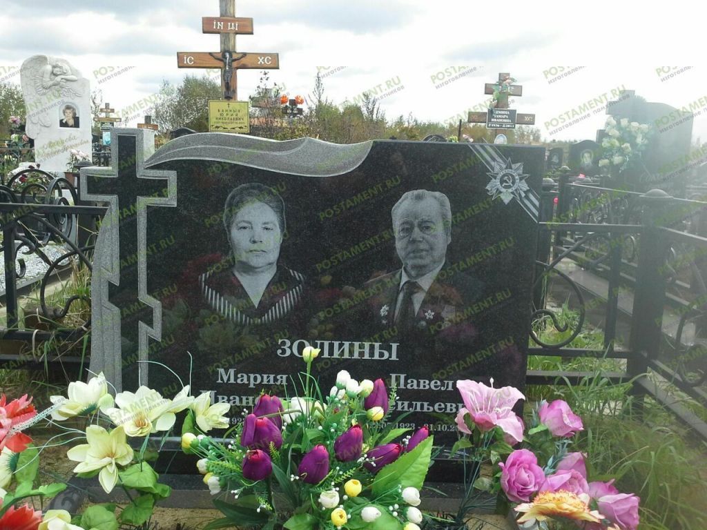 Памятник с крестом и плащаницей Памятник с крестом и плащаницей