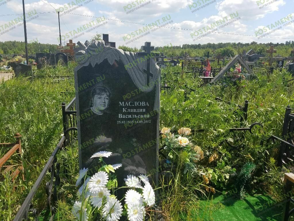 Памятник с плащаницей, крестом и розами Памятник с плащаницей, крестом и розами