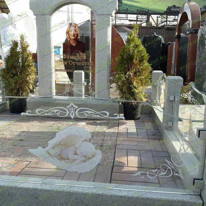 Ограда с ангелом из стекла Ограда с ангелом из стекла