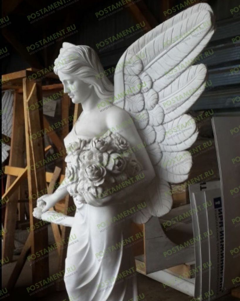 Скульптура ангела с крыльями Скульптура ангела с крыльями