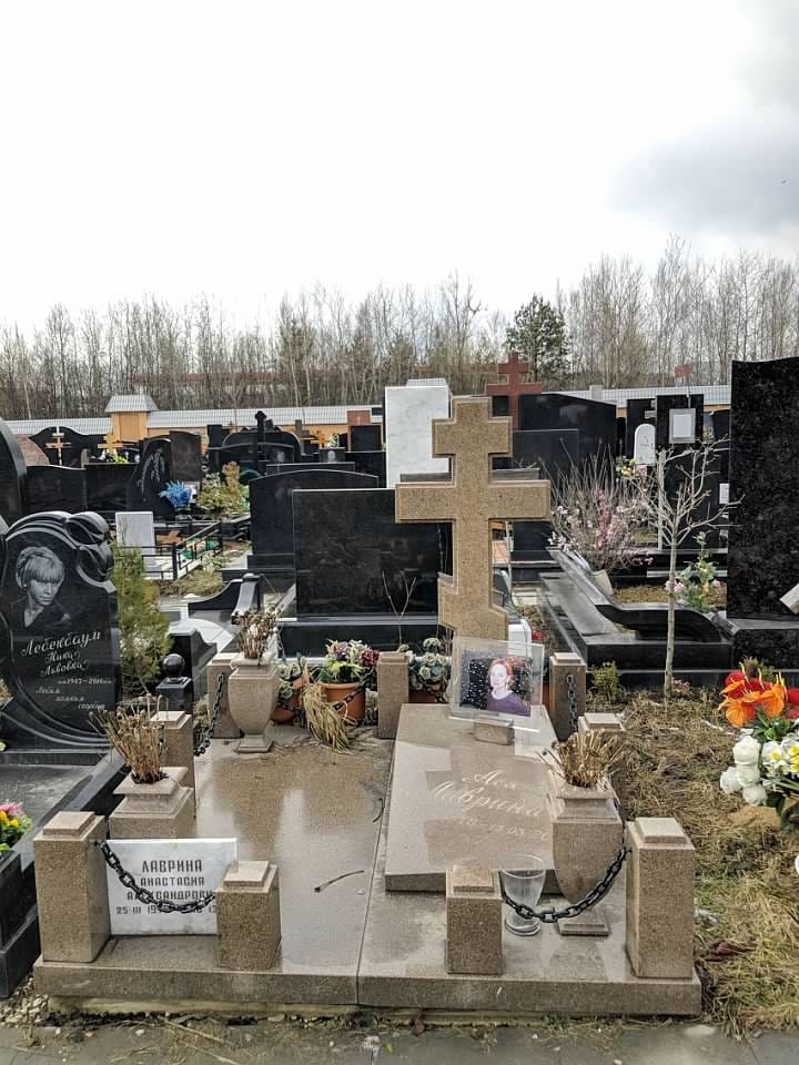 Памятник коричневый из Куртинского гранита kurtinsky.jpeg