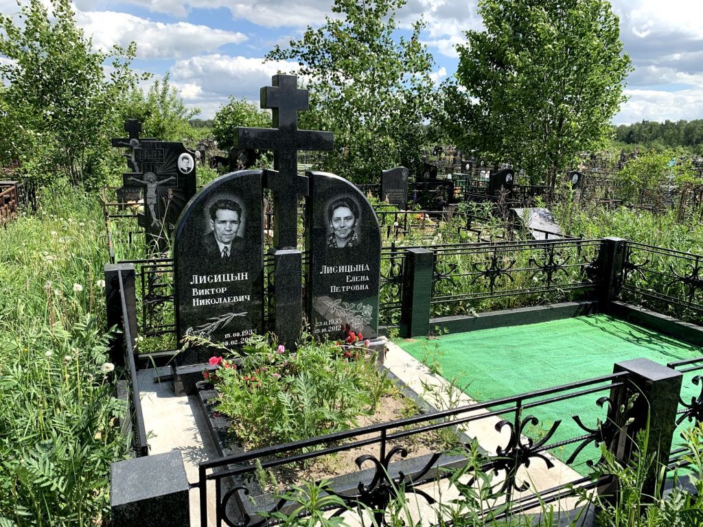 Семейный памятник с крестом