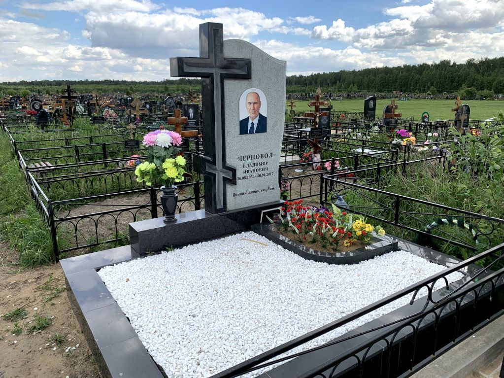 Памятник из серого гранита Памятник из серого гранита