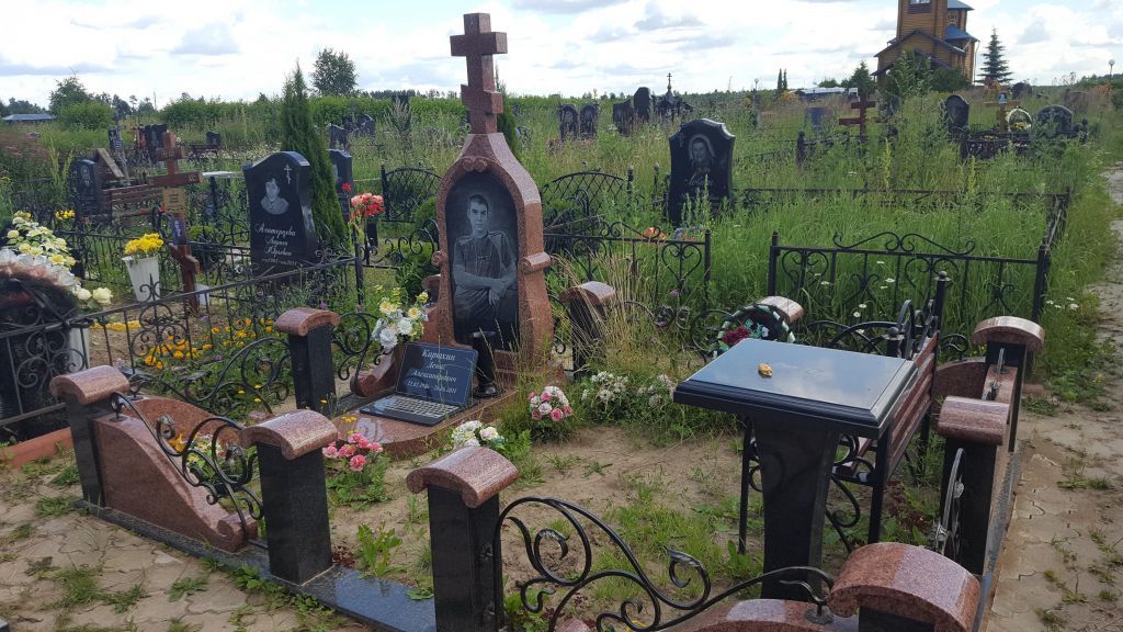 Мемориальный комплекс с красным гранитом для сына Мемориальный комплекс с красным гранитом