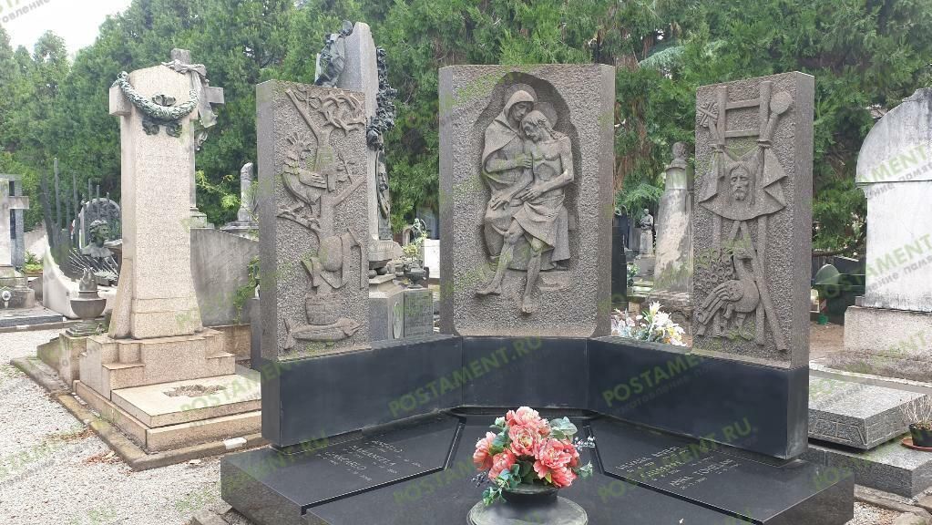 Иисус из гранита в нише Иисус из гранита в нише