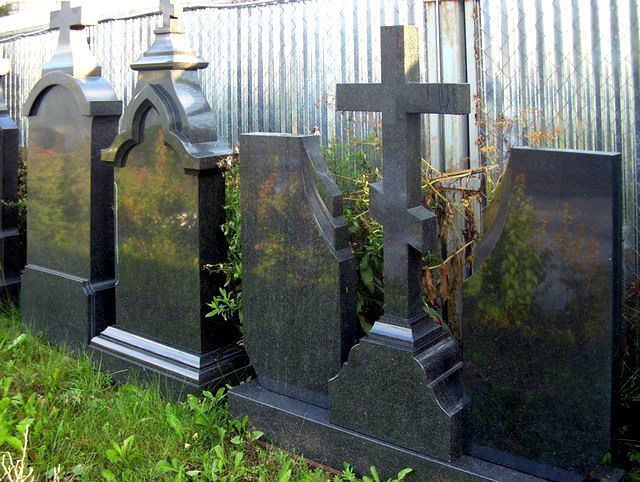 Строгие черные габбро-диабазовые памятники часто выбирают для ортодоксальных верующих Памятники из черного габбро