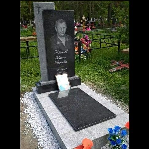Небольшой комплекс с надгробкой Небольшой комплекс с надгробкой