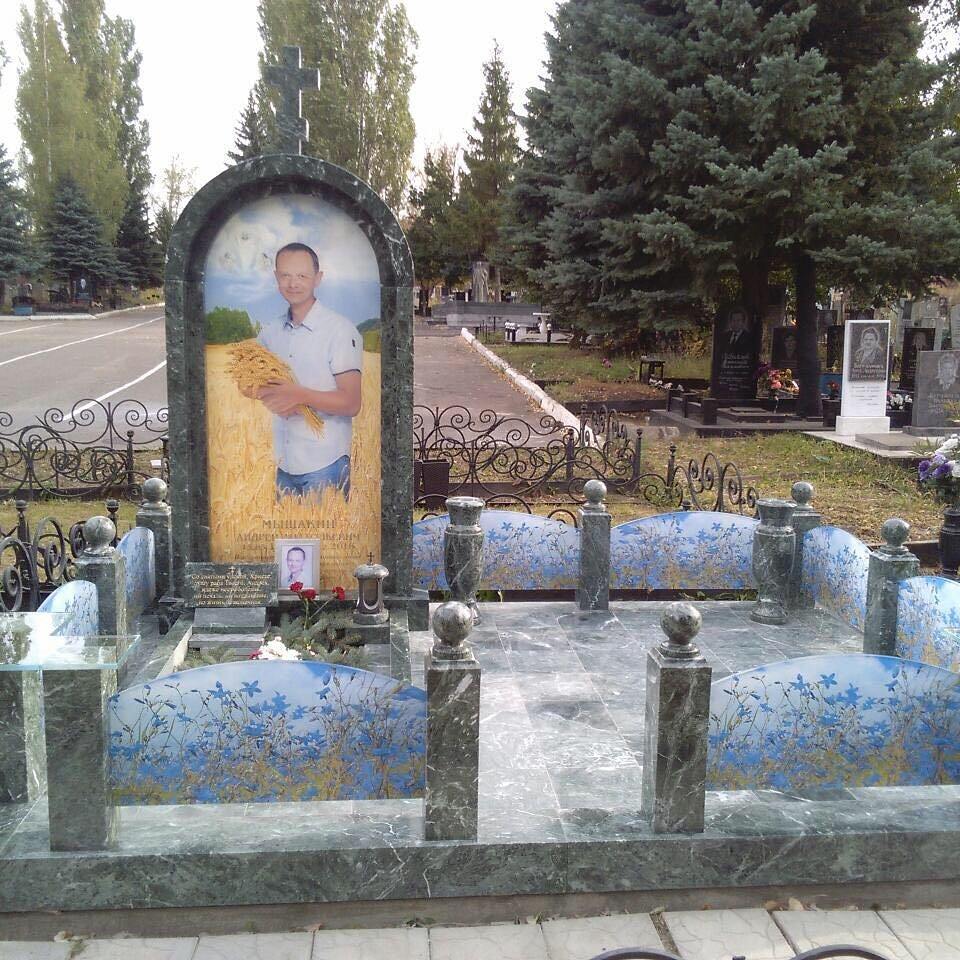 Памятник из змеевика со стеклом