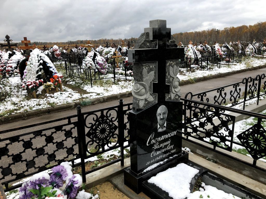 Резной памятник с фактурой "корка" Резной памятник с фактурой "корка"