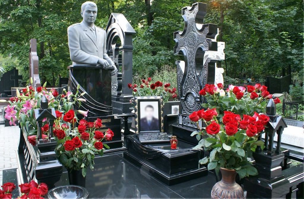 Авторский памятник с бюстом