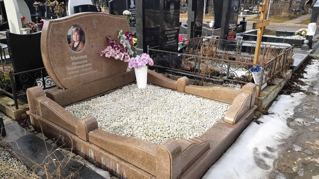 Комплекс из Куртинского гранита Комплекс из Куртинского гранита