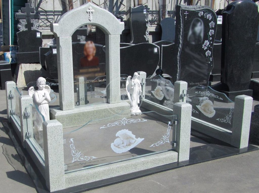 Комплекс из Мансуровского гранита и стекла