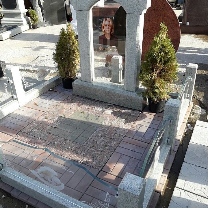 Комплекс со стеклянной оградой Комплекс со стеклянной оградой