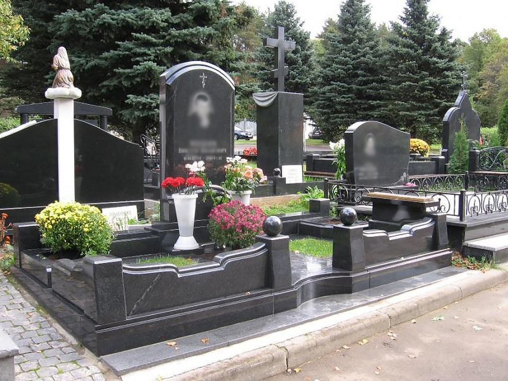 Мемориальный комплекс для отца из габбро Мемориальный комплекс для отца
