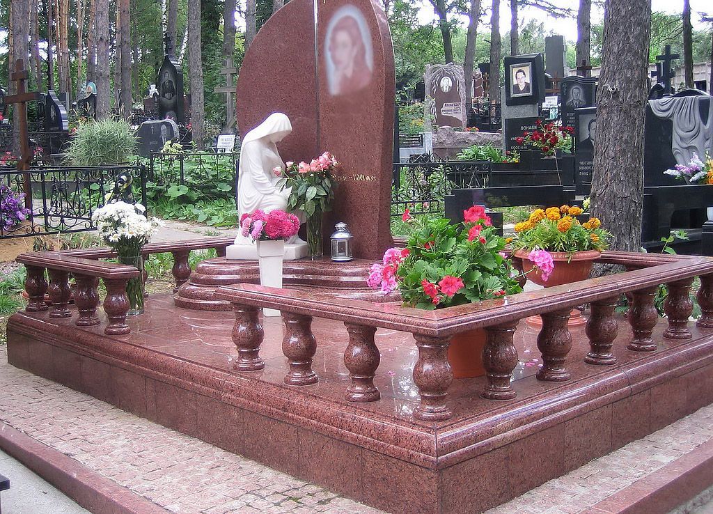 Мемориальный комплекс в углу могилы