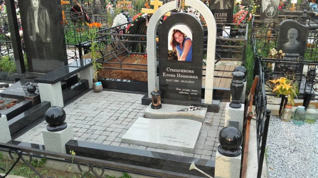 Мемориальный комплекс из Мансуровского гранита Мемориальный комплекс из Мансуровского гранита