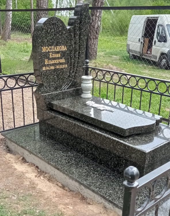 Памятник из Балтик Грин Памятник из Балтик Грин