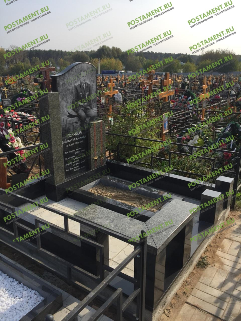 Памятник из красного, зеленого и черного гранита Памятник из Лезниковского, Сопки