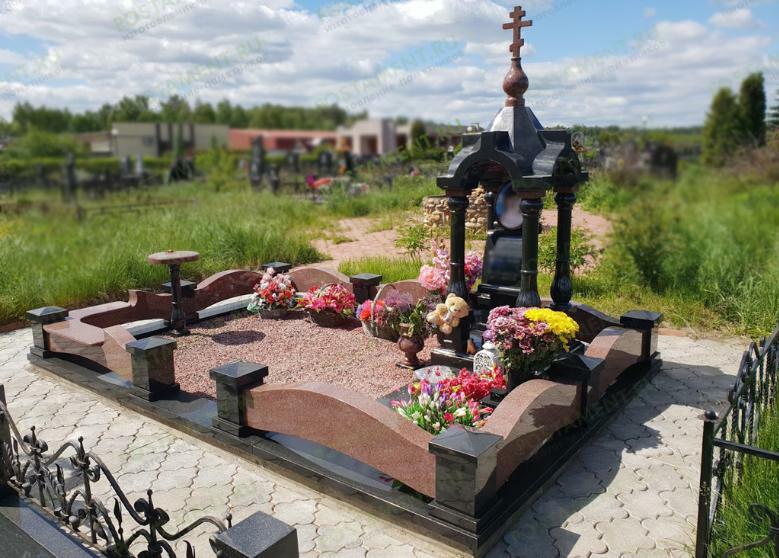 Комплекс с гранитной оградой Комплекс с гранитной оградой
