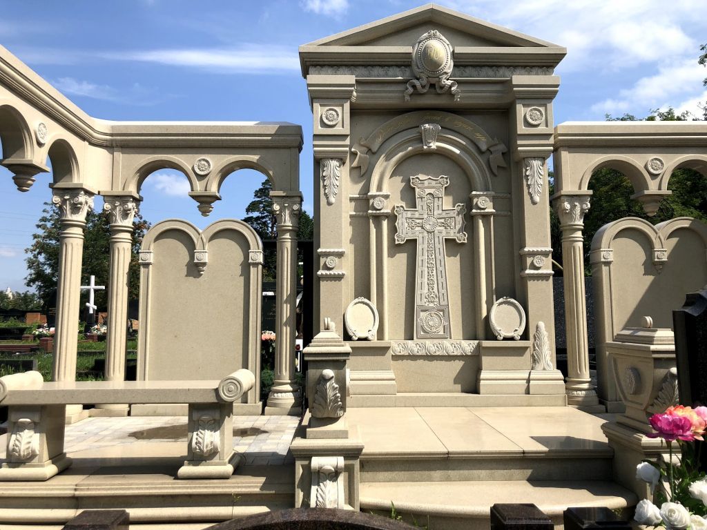 Хачкар с мемориальным комплексом на могилу Хачкар с мемориальным комплексом на могилу