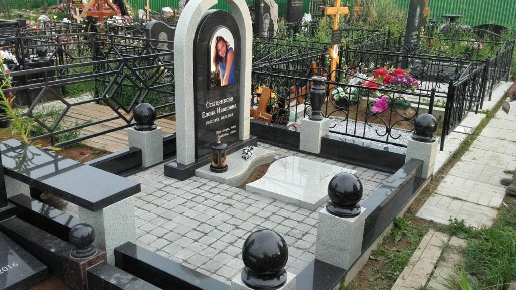 Комбинированный комплекс с серым и черным камнем Комбинированный комплекс с серым и черным камнем