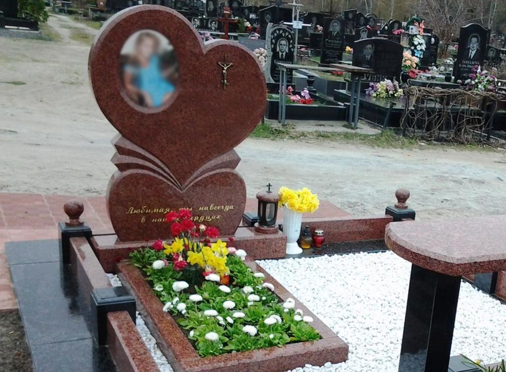 Памятник дочери из красного гранита