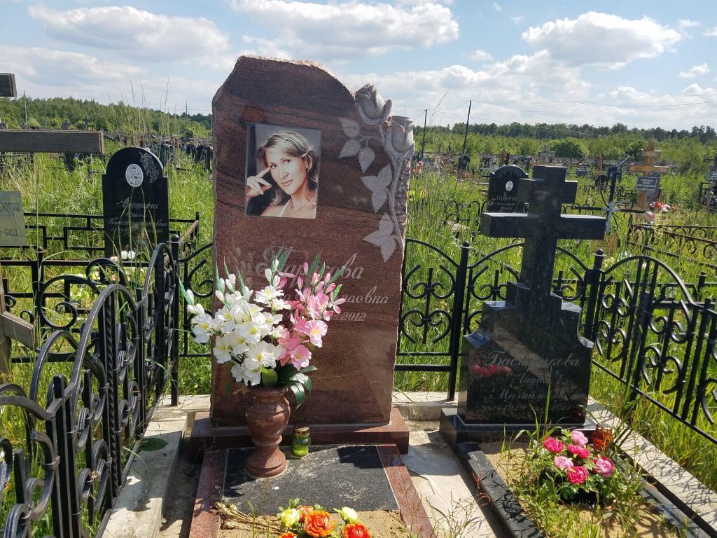 Резные цветы на красном граните