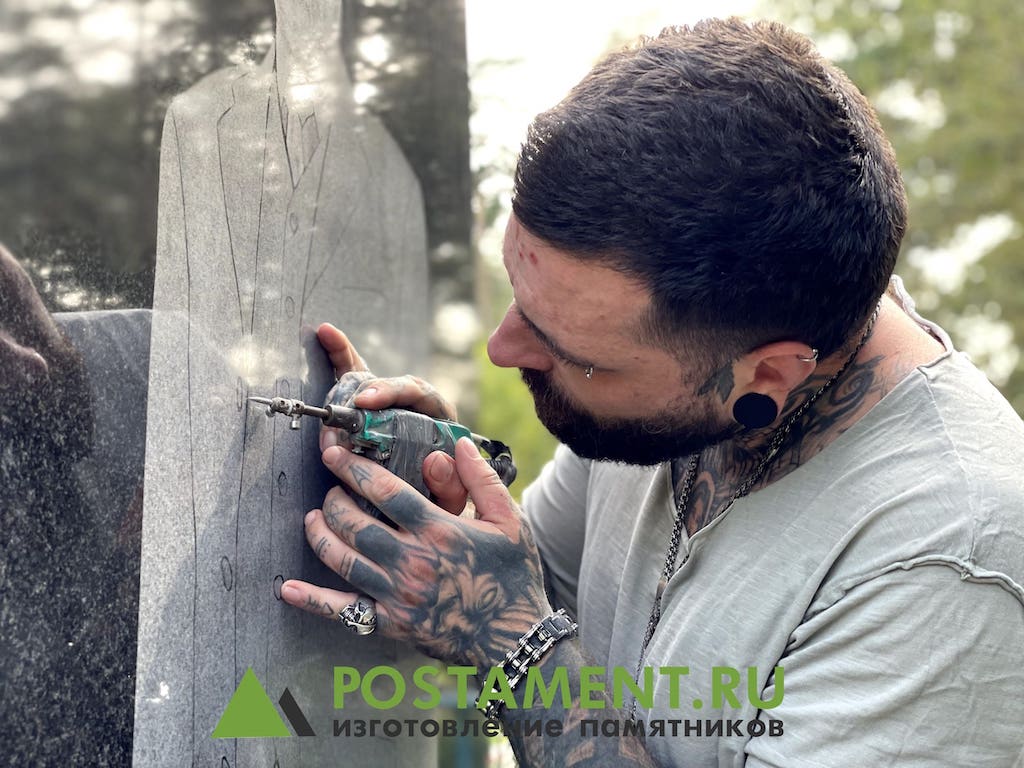 Граверы мастерской Постамент Граверы мастерской Постамент