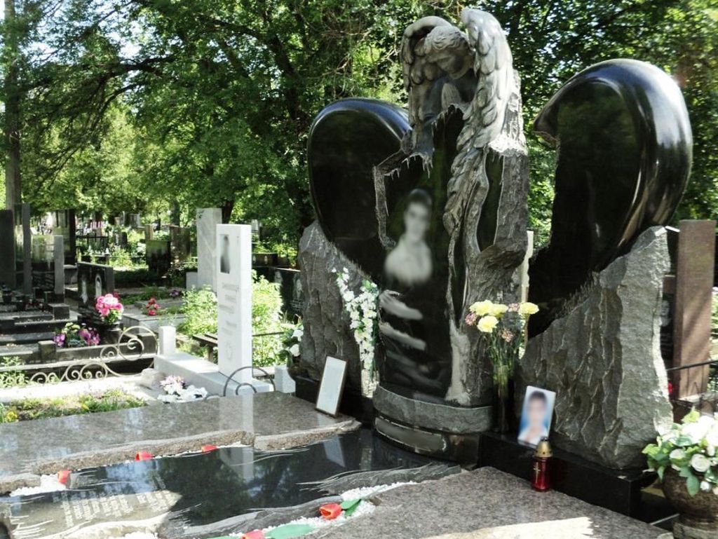 скульптура ангела с расколотым сердцем