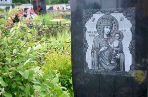 Деталь памятника: гравировка православной иконы